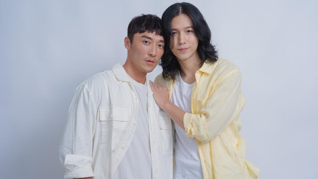 孫東旭（左）與林禹在MV飾演一對跨國同志伴侶。（圖／NVS提供）