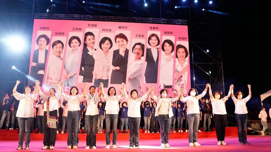 台中市長盧秀燕在此次大選中串聯女力，攜手10位女性縣市長合造勢。（圖／盧秀燕臉書）