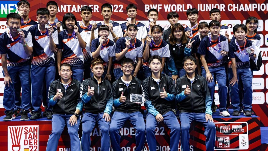 台灣隊世界青年羽球混合團體錦標賽首次獲得銀牌。（圖／翻攝自中華民國羽球協會臉書）