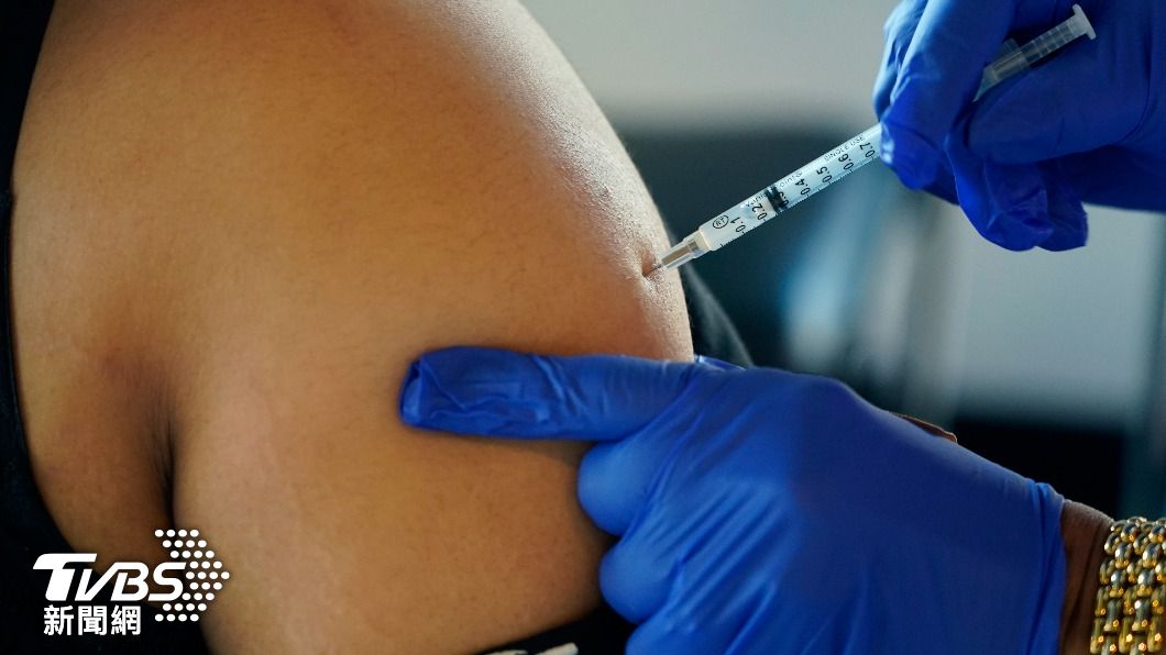 為了對抗新的病毒株，不少國家也開始推行第四劑加強疫苗。（圖/達志影像美聯社）