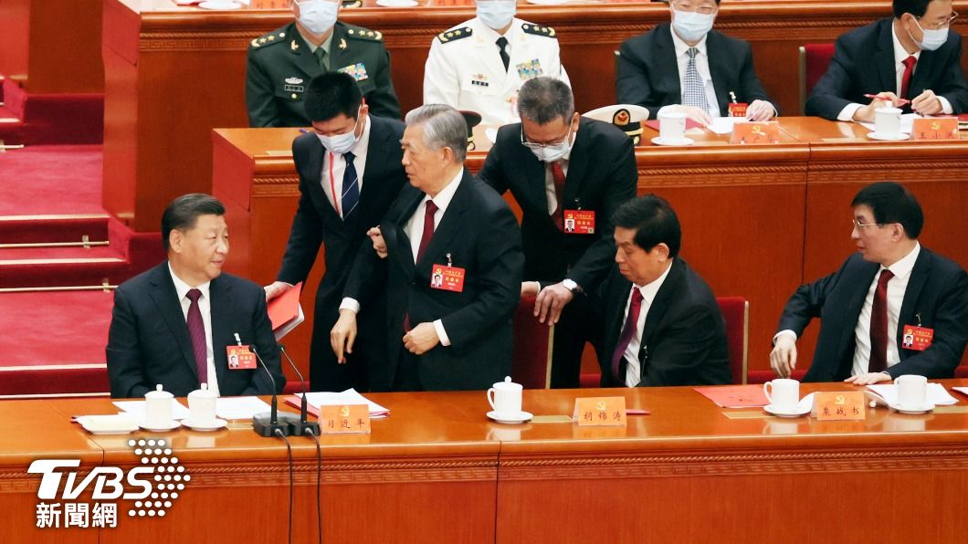 大陸前國家主席胡錦濤在20大閉幕式突然離席，引起外界各種猜測聯想。（圖/達志影像美聯社）