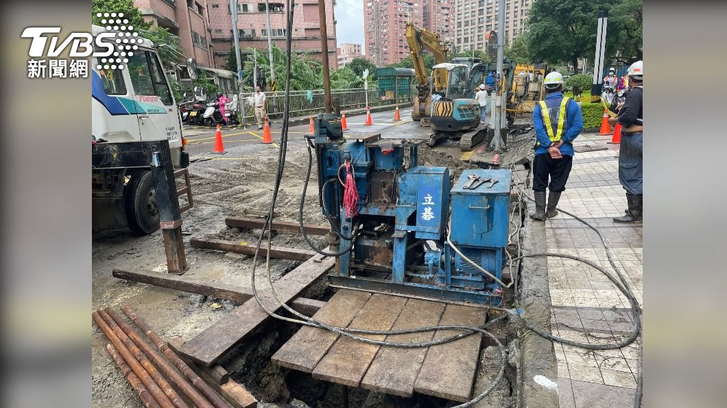 汐止工建路道路坍塌，大型機具今日上午進場搶修。（圖／TVBS）