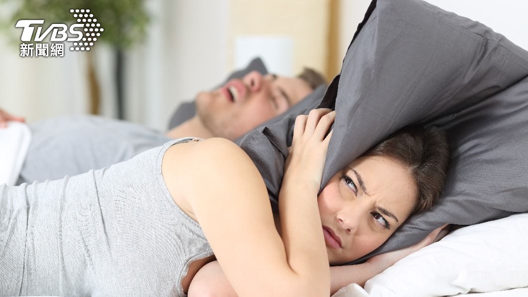 一名女網友分享和男友婚前同居但對方的睡覺習慣讓她崩潰。（示意圖／shutterstock 達志影像）