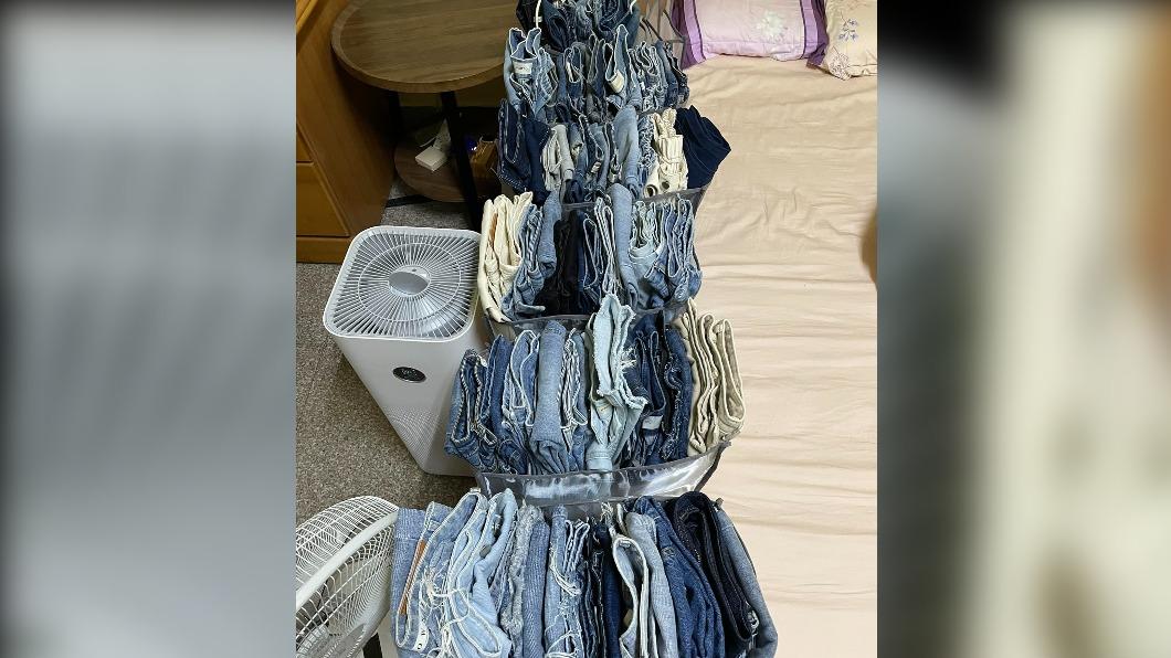 原PO太太買了60條牛仔褲，每件都折好疊在一起。（圖／翻攝自爆怨公社臉書）