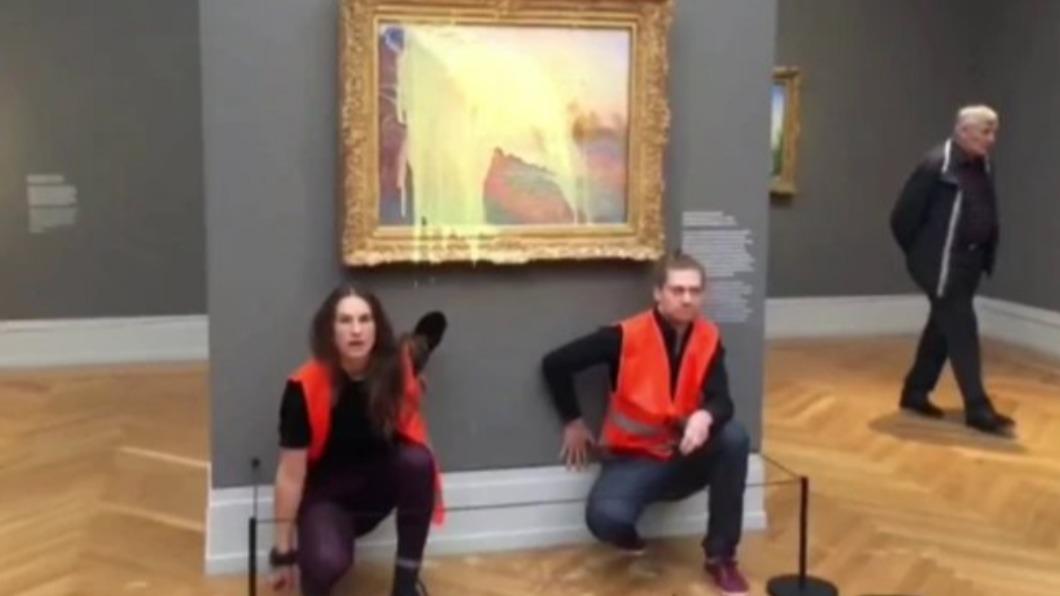 價值逾36億台幣的法國畫家莫內（Claude Monet）名作《乾草堆》（Les Meules），遭環團潑灑馬鈴薯泥。（翻攝自 推特@Agrippi60415994）