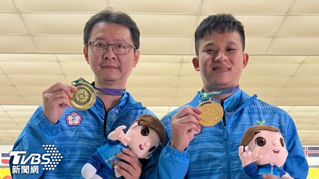 台灣隊謝盛福與陳建豪在聽奧保齡球賽事奪下金牌。（圖／中央社）