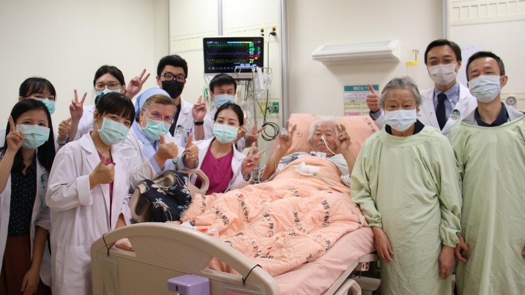81歲歐姓患者（中）確診新冠肺炎又罹癌，住院162天終於康復出院。（圖／院方提供）