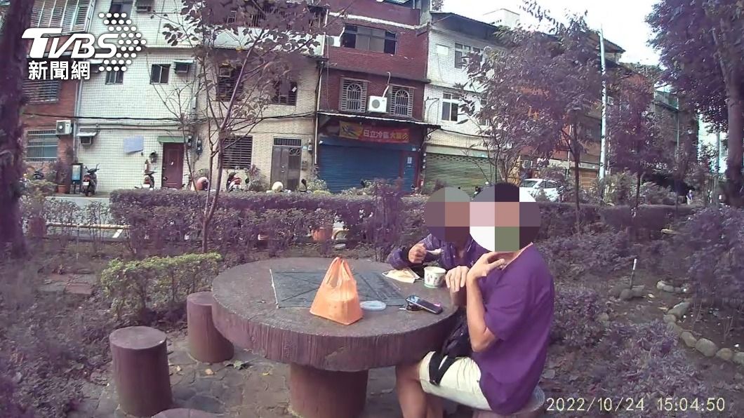 張男（右）與呂姓友人在公園內吃豆花，警方上前盤查意外查出毒品。（圖／TVBS）