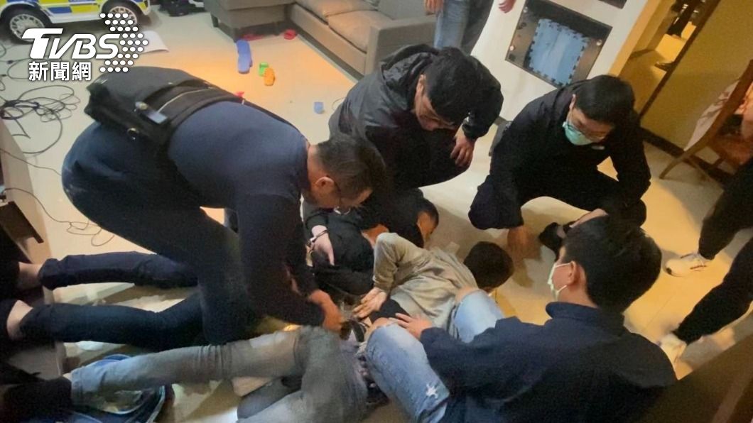 兩名嫌犯在屋內遭警方壓制逮捕。（圖／TVBS）