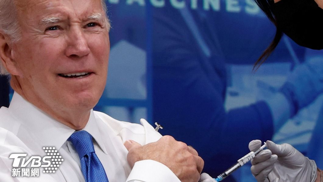 美國總統拜登帶頭接種新冠疫苗加強針。（圖/達志影像路透社）
