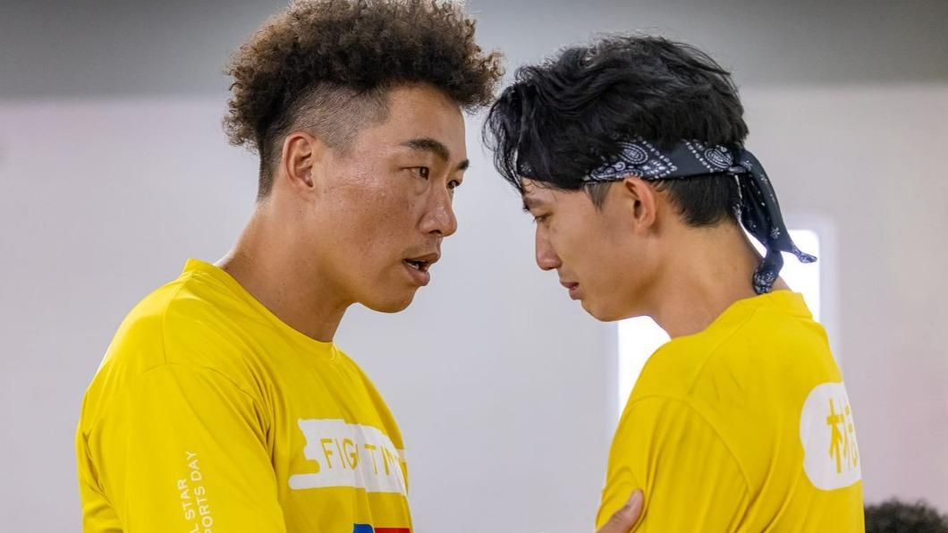 林志宇（右）因為比賽失常爆哭，郭泓志暖心安慰。（圖／好看娛樂提供）