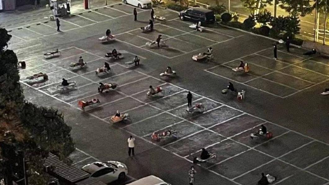 網傳蘭州人在露天停車場隔離(圖/微博)