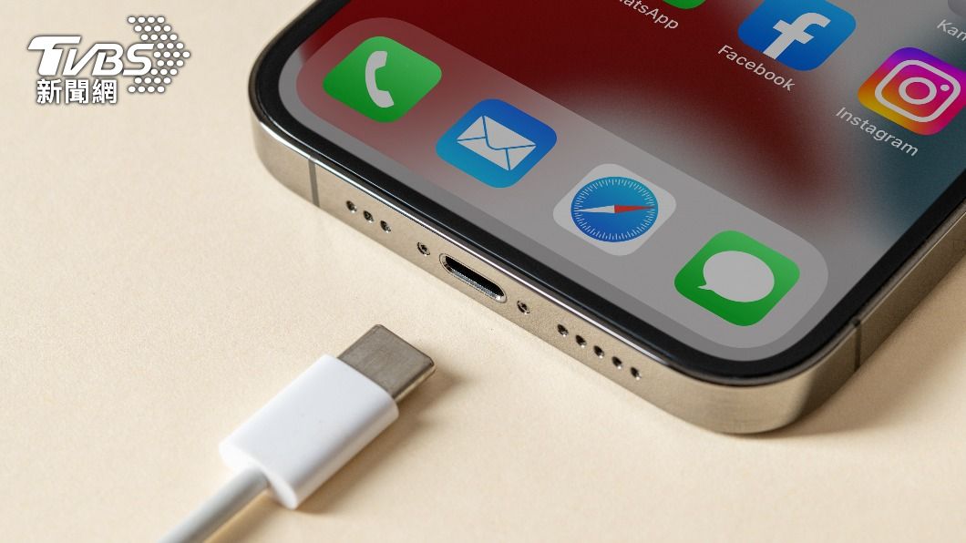 iPhone 15系列將全面改採USB-C充電孔。（示意圖／shutterstock達志影像）
