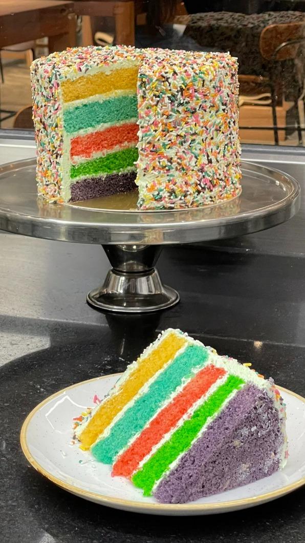 Supranormal Bakery Cafe期間限定推出全手工特製彩虹蛋糕。。（圖／Uber 提供） 這天將有彩虹車車！Uber挺性別平權　外送美食買一送一