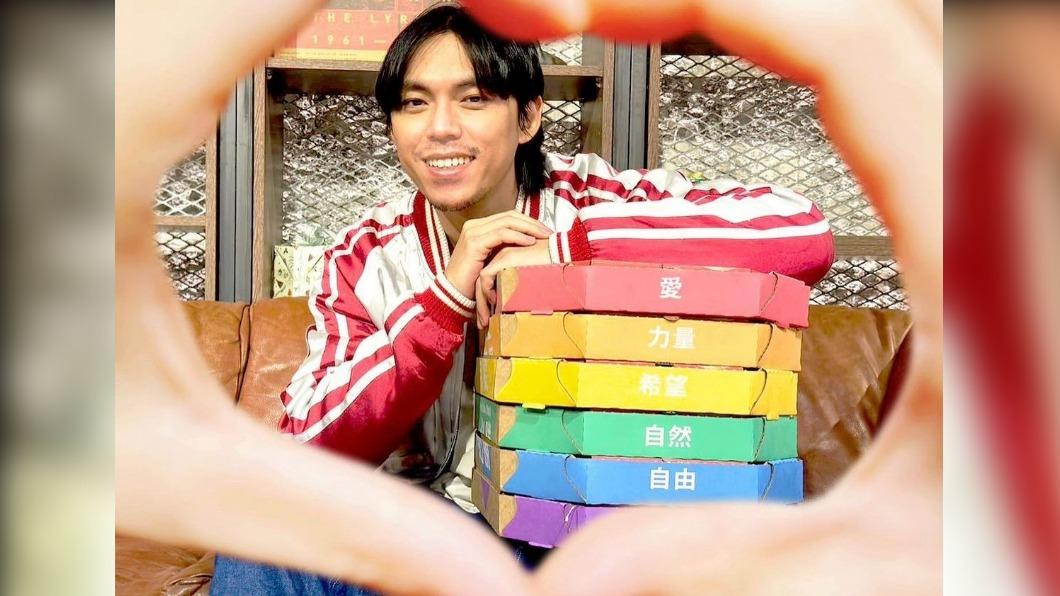 金曲衣櫃歌手HUSH收到限量「有愛必勝六色彩虹盒」。（圖／翻攝HUSH社群平台）