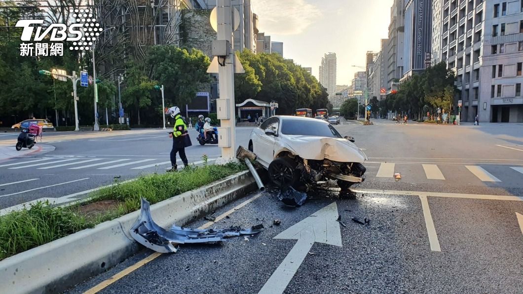 BMW自撞車頭全毀。（圖／TVBS）