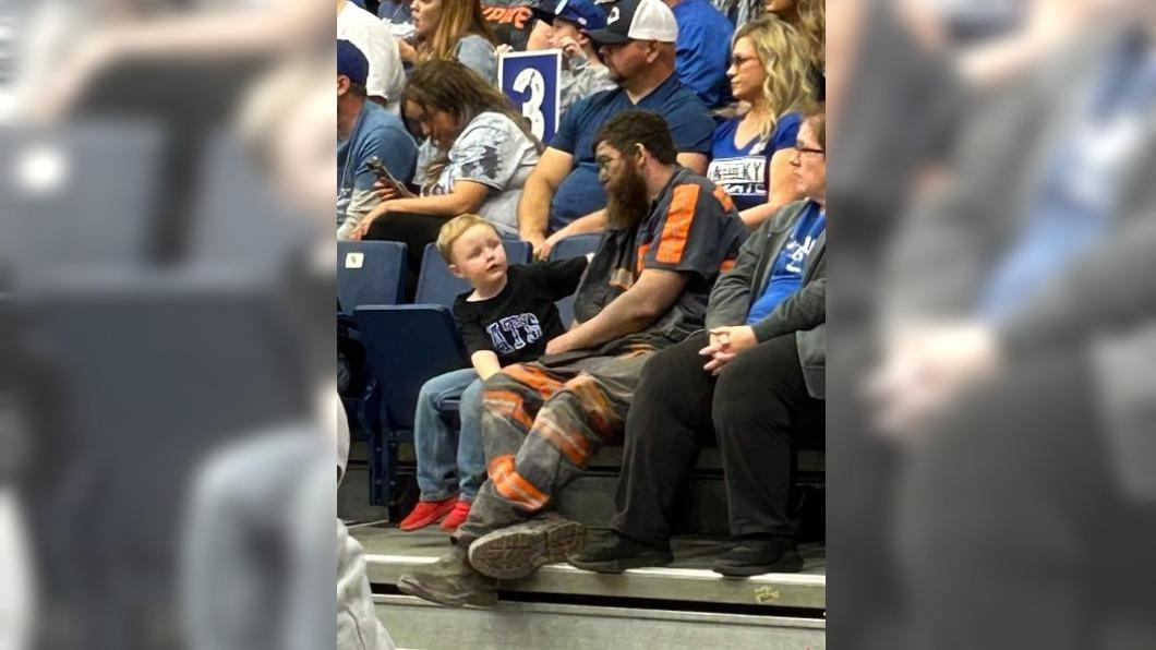 美國一名礦工帶兒子觀看籃球賽的照片感動許多網友。（圖／翻攝自John Calipari推特）