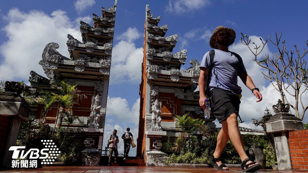 外國遊客參觀峇里島知名宗教景點。（圖/達志影像路透社）