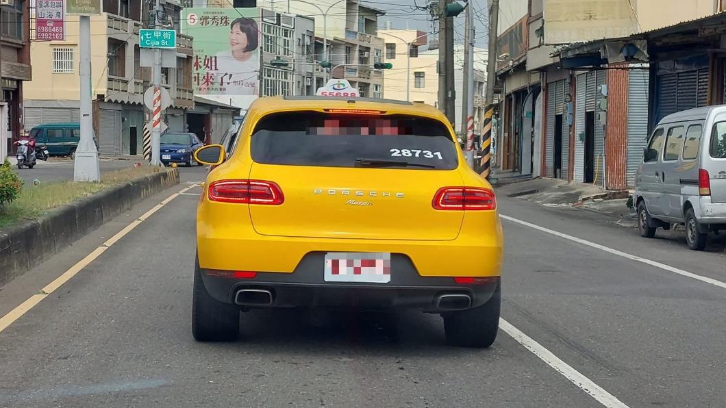 網友在台南街頭發現一輛保時捷計程車。（圖／翻攝自路上觀察學院）