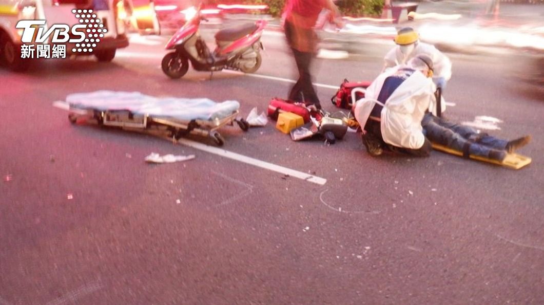 騎士追撞前車後重摔倒地，警消到場搶救。（圖／TVBS）