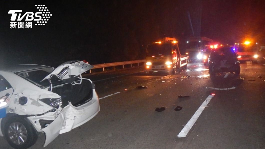 國道3號凌晨發生5車連環撞事故。（圖／TVBS）