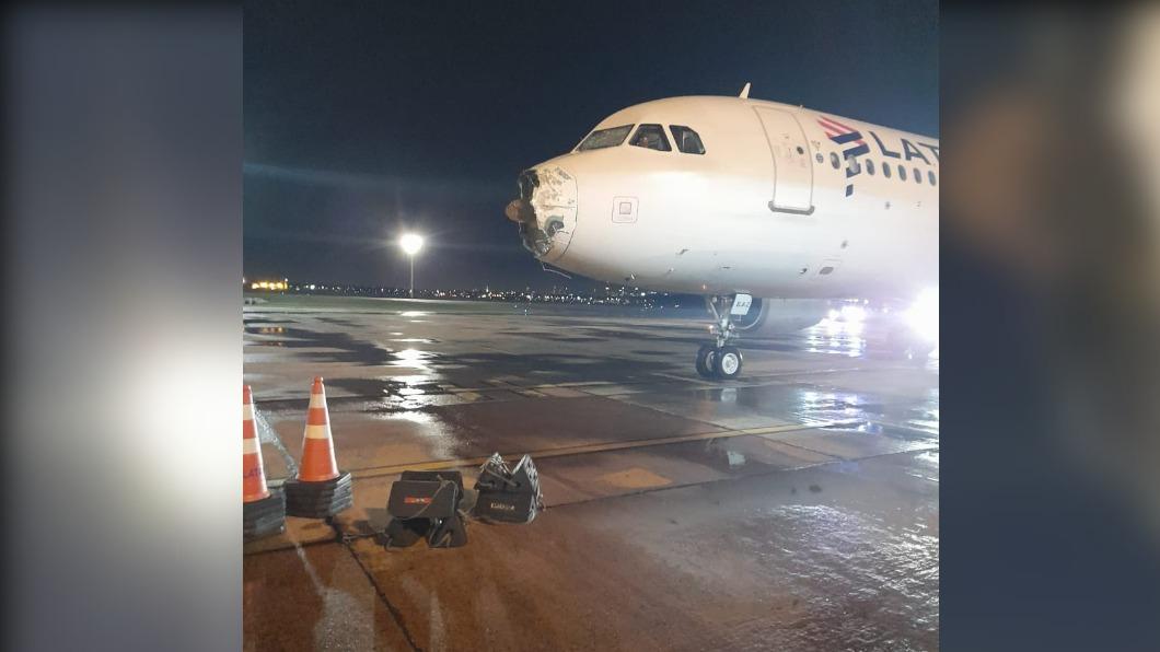 飛往巴拉圭的南美航空客機，迫降後發現機鼻與引擎嚴重受損。（圖/翻攝自推特）