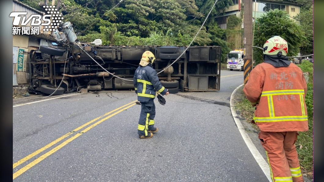 大貨車自撞後翻覆，警消獲報到場救援。（圖／TVBS）