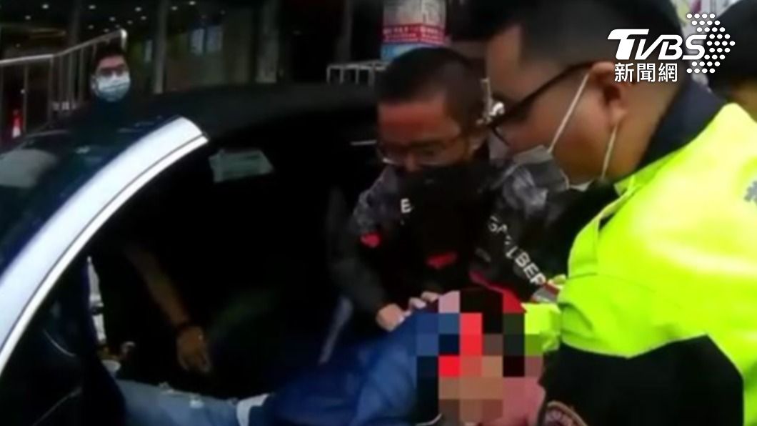 員警獲報後趕抵銀行，在外頭的車內將嫌犯逮捕。（圖／TVBS）