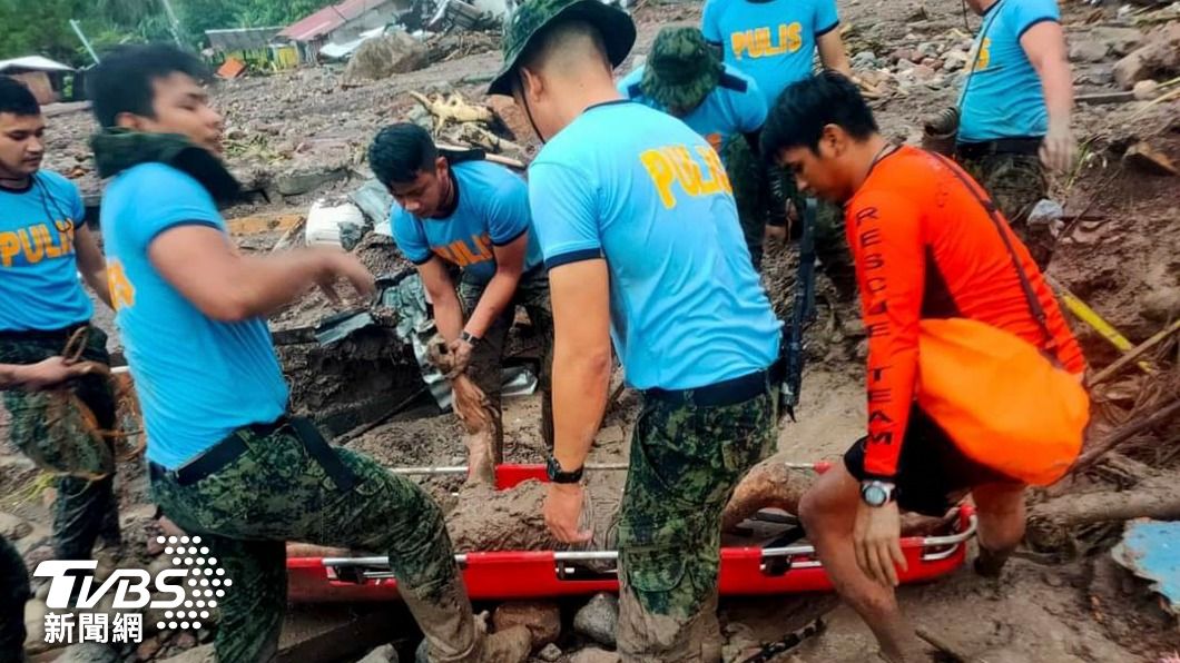 菲律賓救難人員合力救出受困土石流下的民眾。（圖/達志影像美聯社）