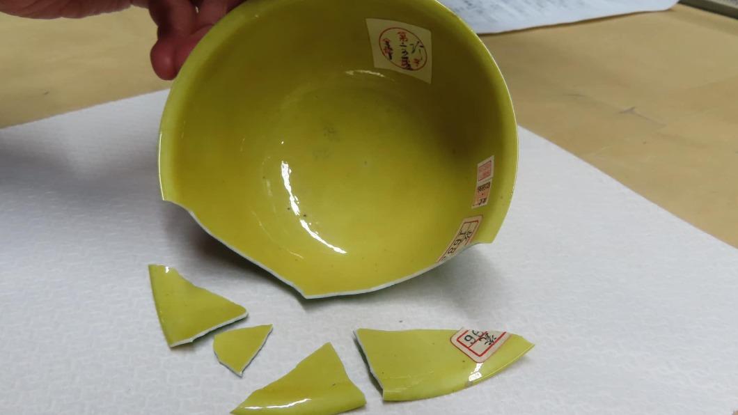 鑑定專家預估，「明 弘治款 嬌黃綠彩雙龍小碗」價值落在1到2億元之間。（圖／故宮提供）