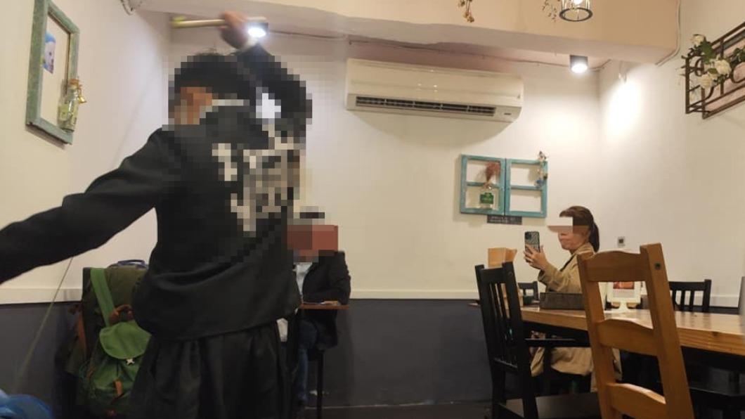 有網友在外用餐驚見小孩在一旁「扯鈴」。（圖／翻攝自爆料公社公開版臉書）