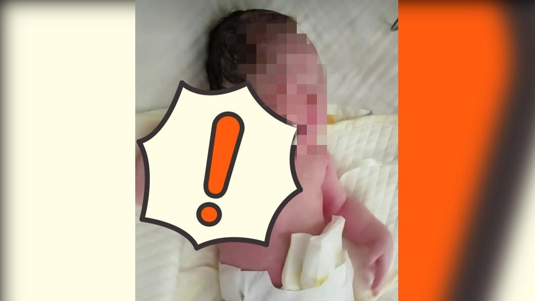 中國一名新生兒在換尿布後竟擺出神奇手勢。（圖／翻攝自微博）
