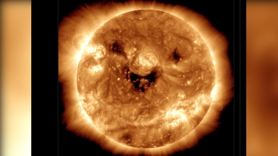 NASA拍到太陽在微笑。（圖／翻攝自NASA Sun, Space & Scream推特）
