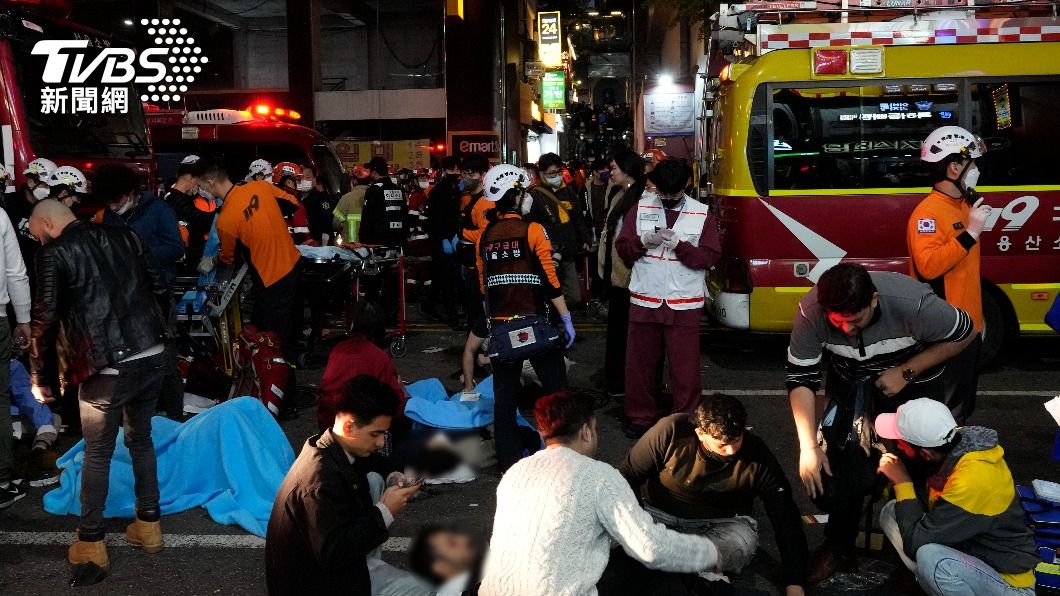 南韓首爾梨泰院29日10點過後發生大規模踩踏意外，目前已知151名死者中有4名大陸公民。（圖／達志影像美聯社）