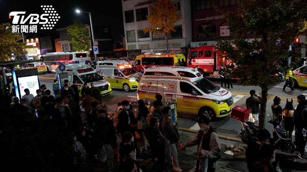 南韓首爾龍山區梨泰院29日晚間慶祝萬聖節活動，發生嚴重踩踏事故，目前已造成151死亡。（圖／達志影像美聯社）