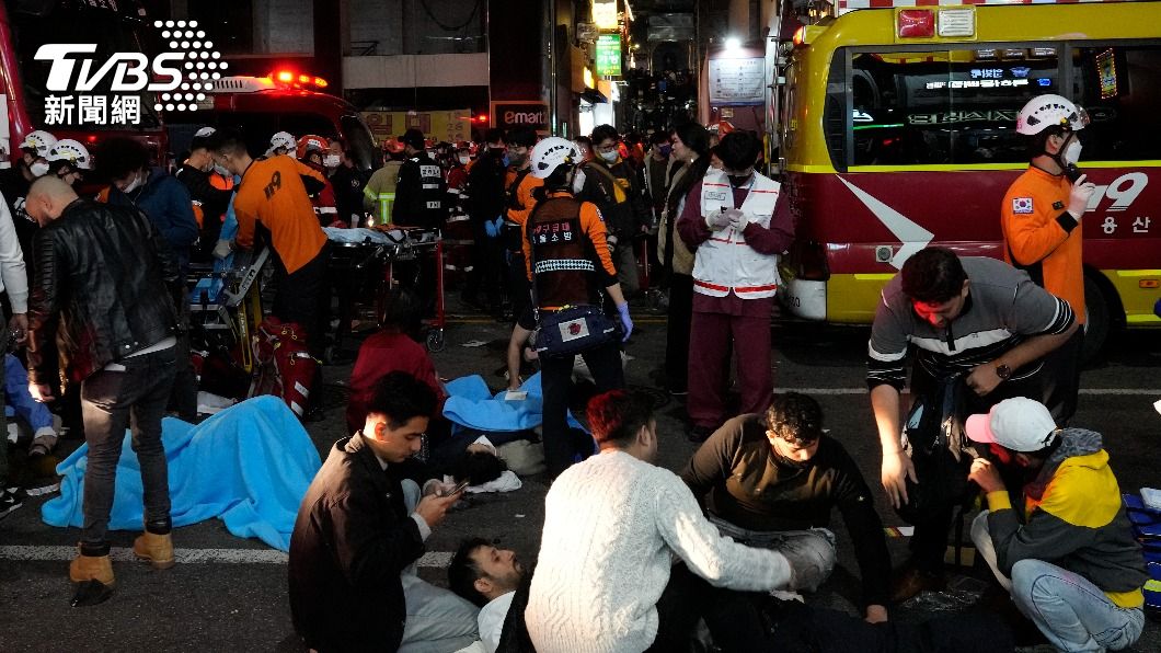 首爾梨泰院在29日晚間爆發大規模踩踏意外，搶救現場出現一具具屍袋。(圖／達志影像路透社)