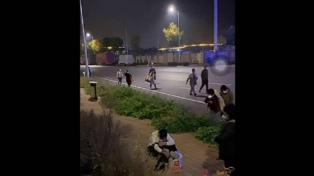 中國新冠疫情蔓延，社群平台有富士康廠區員工「逃難」的影片。（圖／翻攝自Twitter）