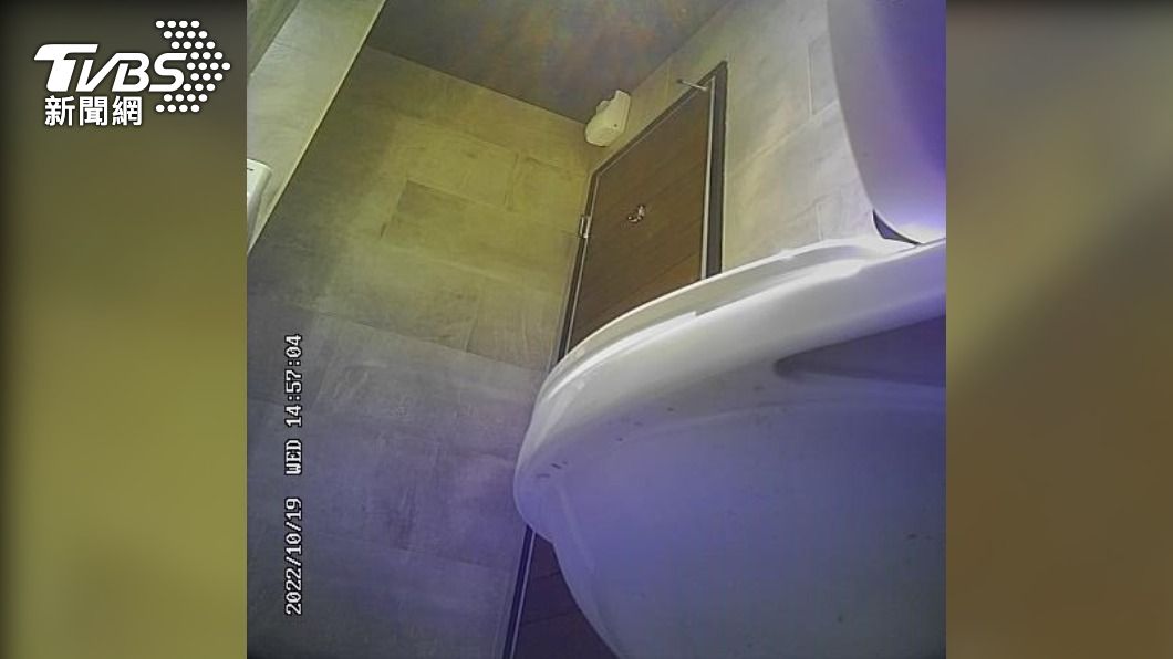 男顧客於廁所內馬桶下裝設針孔攝影機。（圖／TVBS）