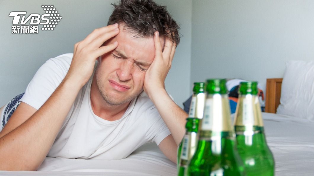 引酒過量導致的宿醉讓全身難受。（示意圖，非當事人／shutterstock達志影像）
