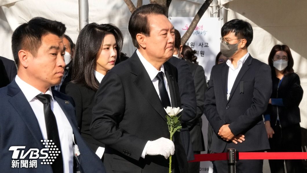 南韓總統尹錫悅（左三）與夫人金建希（左二）一同向梨泰院踩踏事故遇難者獻花弔唁。（圖／達志影像美聯社）