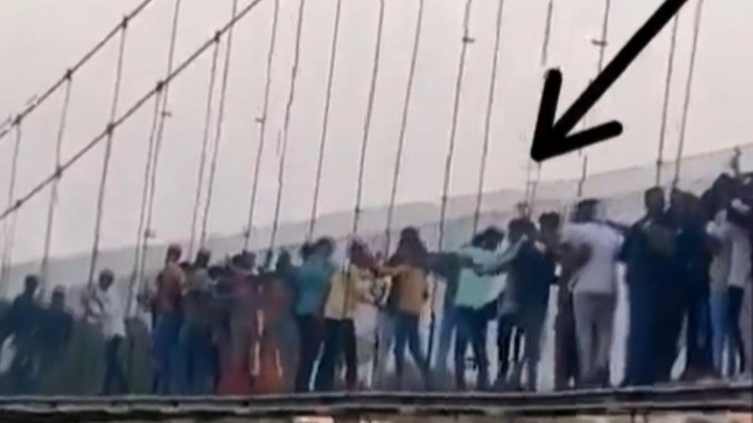印度西部莫爾比鎮（Morbi）一座150年歷史吊橋30日發生倒塌意外，網路上流傳疑似一群屁孩在事發前猛踹橋的畫面。（圖／翻攝自 推特@MrsGandhi）