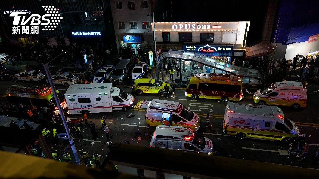 南韓首爾龍山區梨泰院29日晚間舉辦萬聖節活動時，爆發「人擠人」推擠慘劇，造成至少154死149傷。（圖／達志影像美聯社）