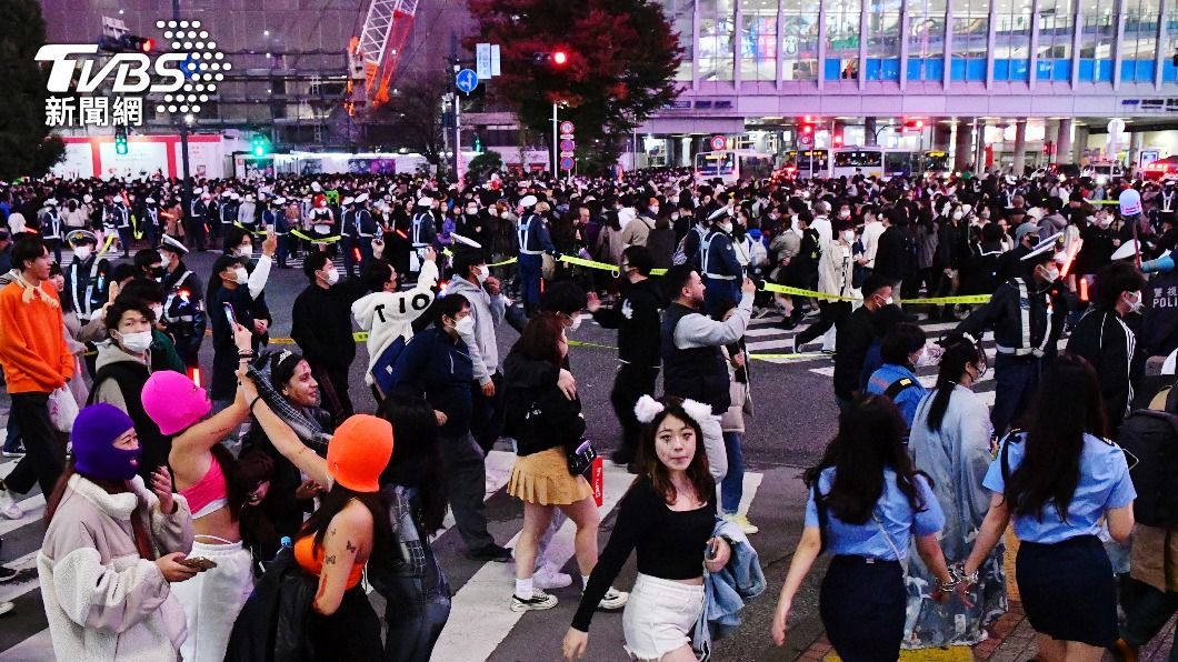 即使有梨泰院意外在前，東京澀谷街頭仍湧入大批慶祝萬聖節的人潮。（圖／達志影像美聯社）