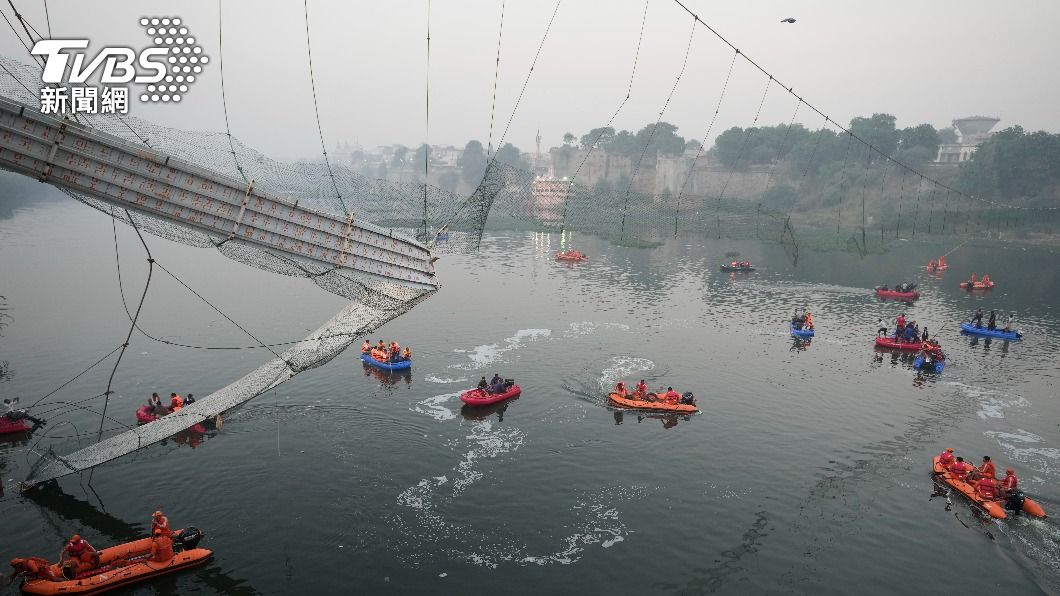 印度吊橋斷裂意外。（圖／達志影像美聯社）