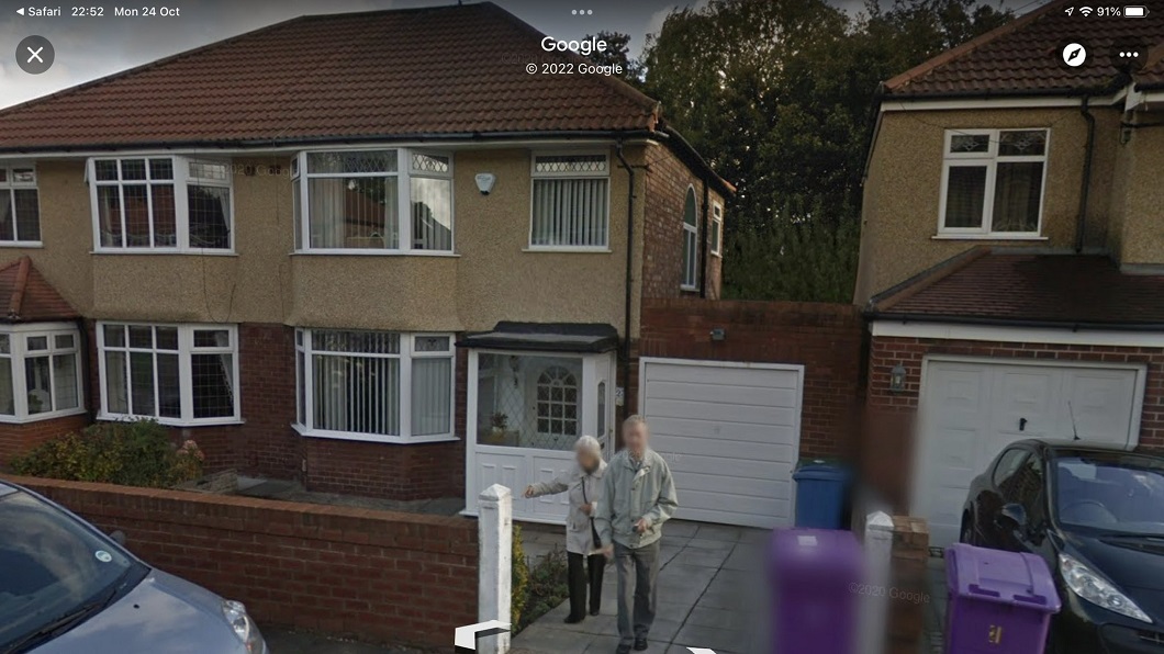 英國一名男子意外從Google街景發現過世奶奶的身影。（圖／翻攝自推特Mike Doyle @mikedoyley）