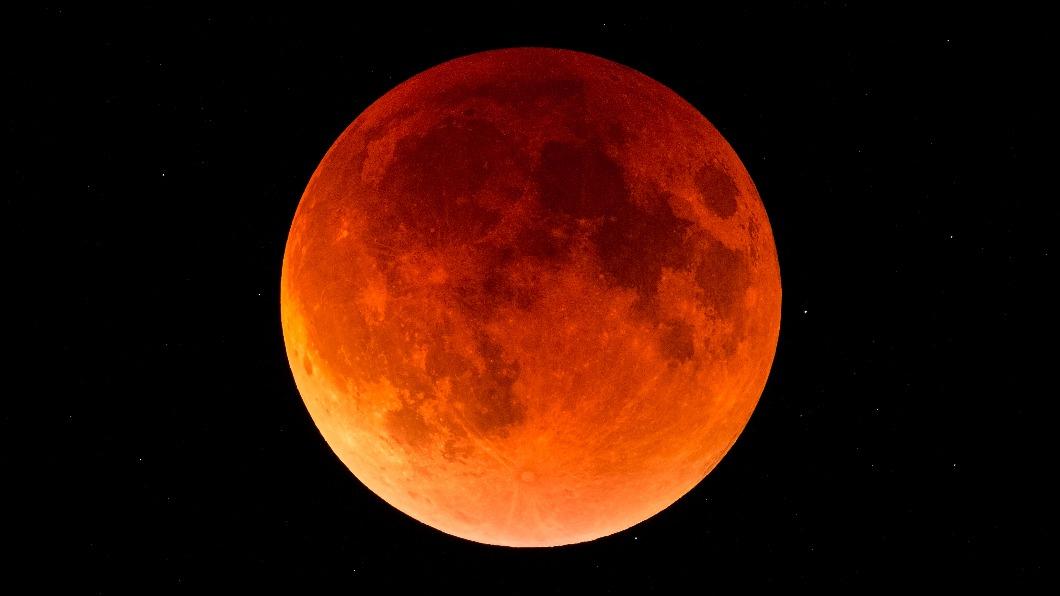 李靜唯指出有紅月亮之稱的「血月」，將散發出強烈不安磁場。（示意圖／shutterstock達志影像）