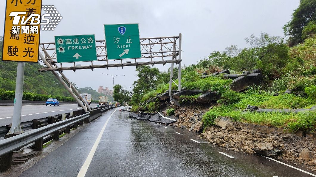 國1汐止交流道走山。（圖／TVBS）