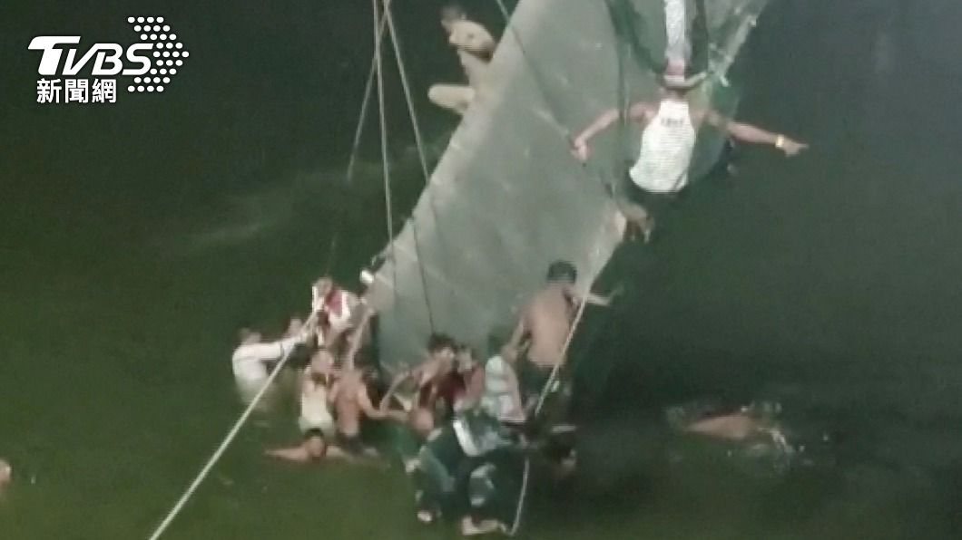 民眾在坍塌後抓著吊橋纜繩畫面曝光。（圖／達志影像路透社）