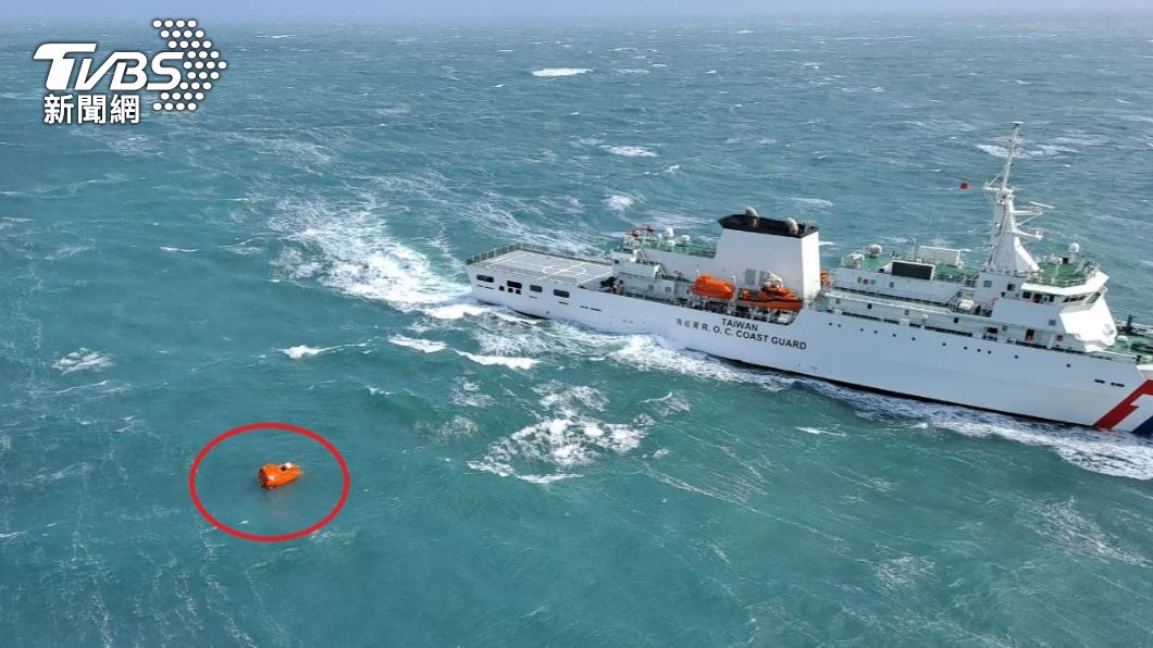 搜救人員在澎湖附近找到兩艘橡皮艇。（圖／TVBS）