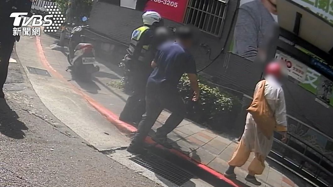 員警協助將男駕駛帶下車。（圖／TVBS）